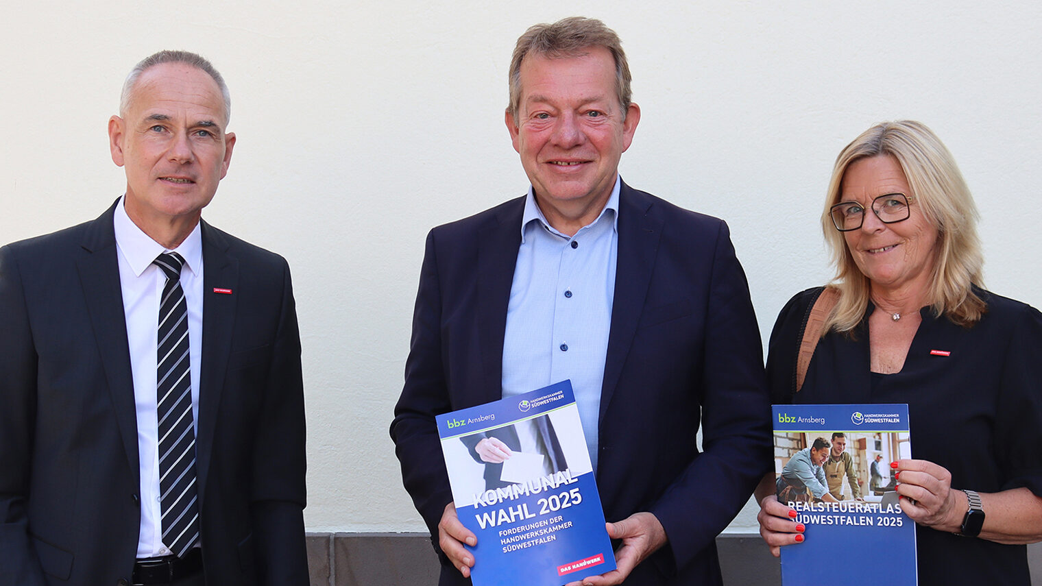 Gruppenfoto mit Ulrich Hermann, Siegens Bürgermeister Steffen Mues und Uta Neumeister. 