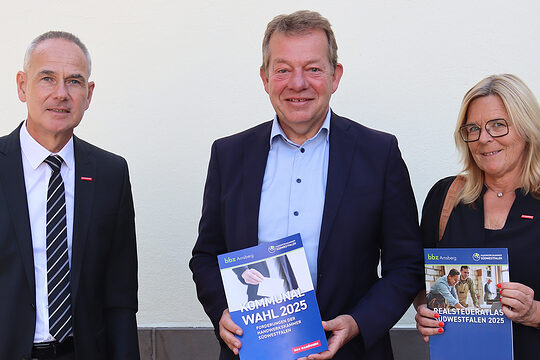 Gruppenfoto mit Ulrich Hermann, Siegens Bürgermeister Steffen Mues und Uta Neumeister. 