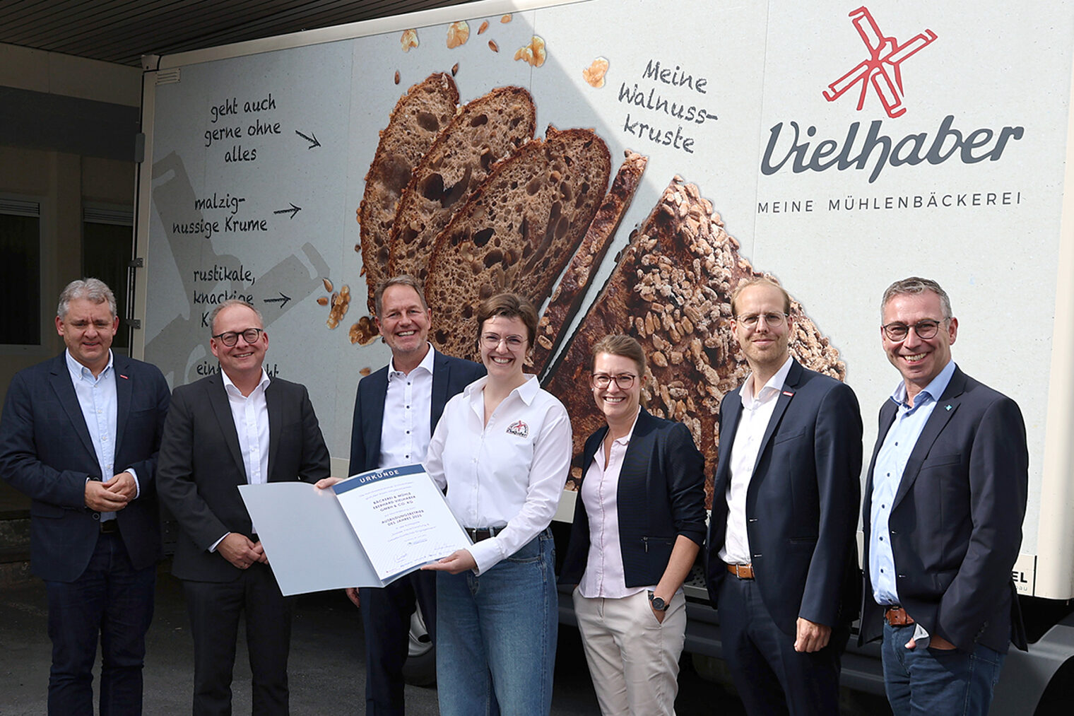Gruppenfoto zur Nominierung der Mühlenbäckerei Vielhaber aus Sundern-Stockum zum Ausbildungspreis des Jahres. 