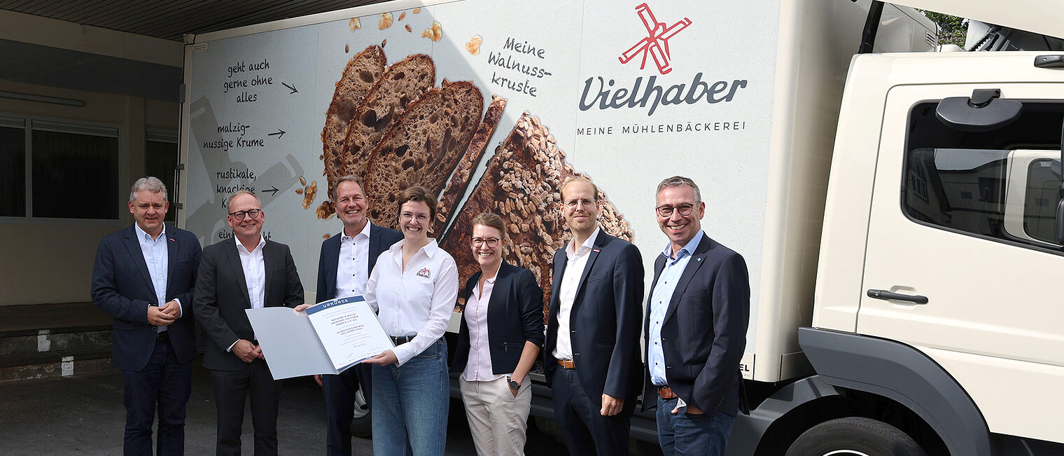 Gruppenfoto zur Nominierung der Mühlenbäckerei Vielhaber aus Sundern-Stockum zum Ausbildungspreis des Jahres. 