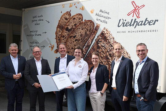 Gruppenfoto zur Nominierung der Mühlenbäckerei Vielhaber aus Sundern-Stockum zum Ausbildungspreis des Jahres. 