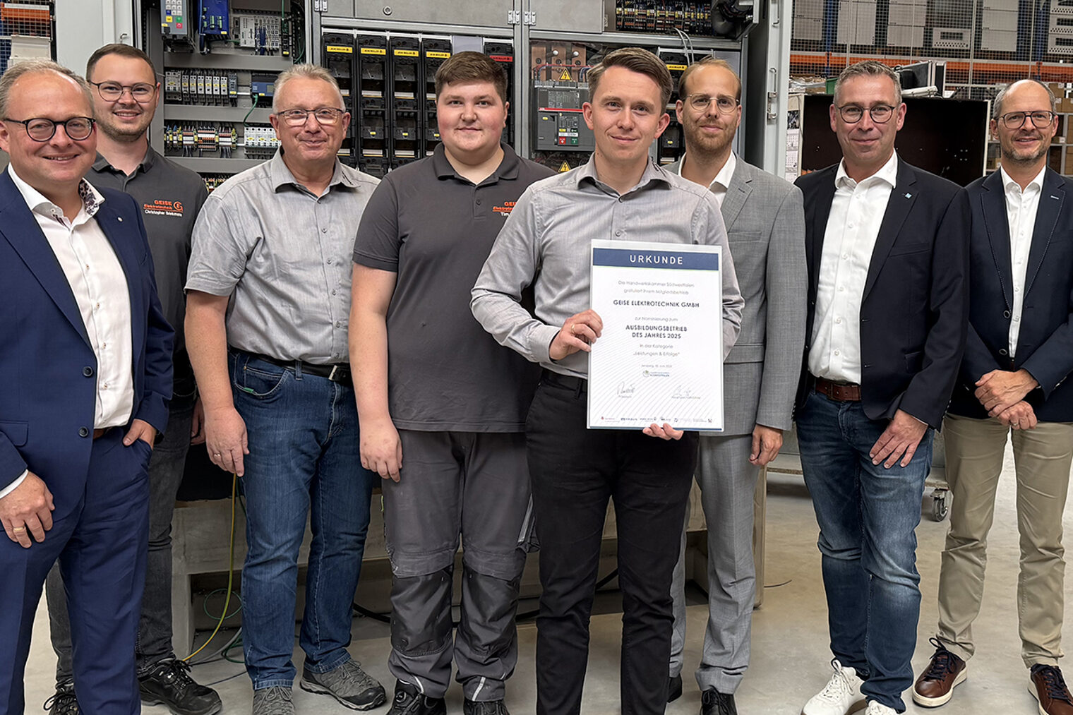 Gruppenfoto zur Nominierung der Geise Elektrotechnik GmbH aus Marsberg zum Ausbildungspreis des Jahres. 