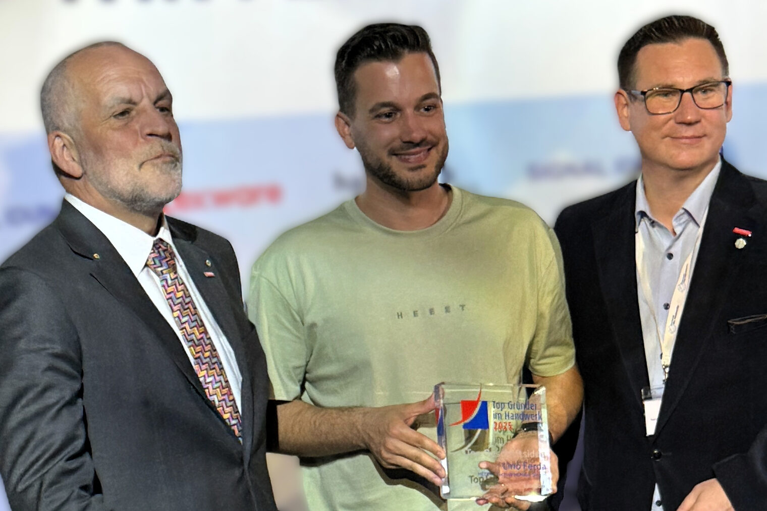 Preisverleihung "Top Gründer im Handwerk 2025" Gruppenfoto mit Award-Gewinner Lino Ferda (mitte), links HwK-Präsident Renfordt, rechts HwK-Betriebsberater Schlüter.