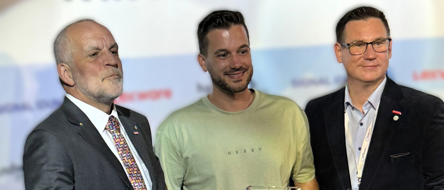 Preisverleihung "Top Gründer im Handwerk 2025" Gruppenfoto mit Award-Gewinner Lino Ferda (mitte), links HwK-Präsident Renfordt, rechts HwK-Betriebsberater Schlüter.