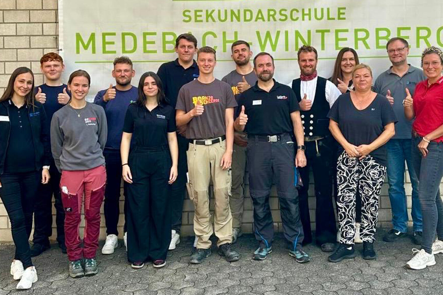 Handwerkstage Sekundarschule Medebach-Winterberg Gruppenfoto mit Vertretern von Handwerksbetrieben und der Handwerkskammer Südwestfalen sowie Schulvertretern.