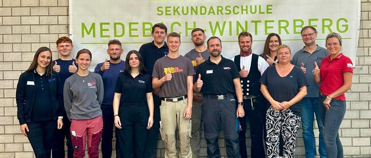 Handwerkstage Sekundarschule Medebach-Winterberg Gruppenfoto mit Vertretern von Handwerksbetrieben und der Handwerkskammer Südwestfalen sowie Schulvertretern.