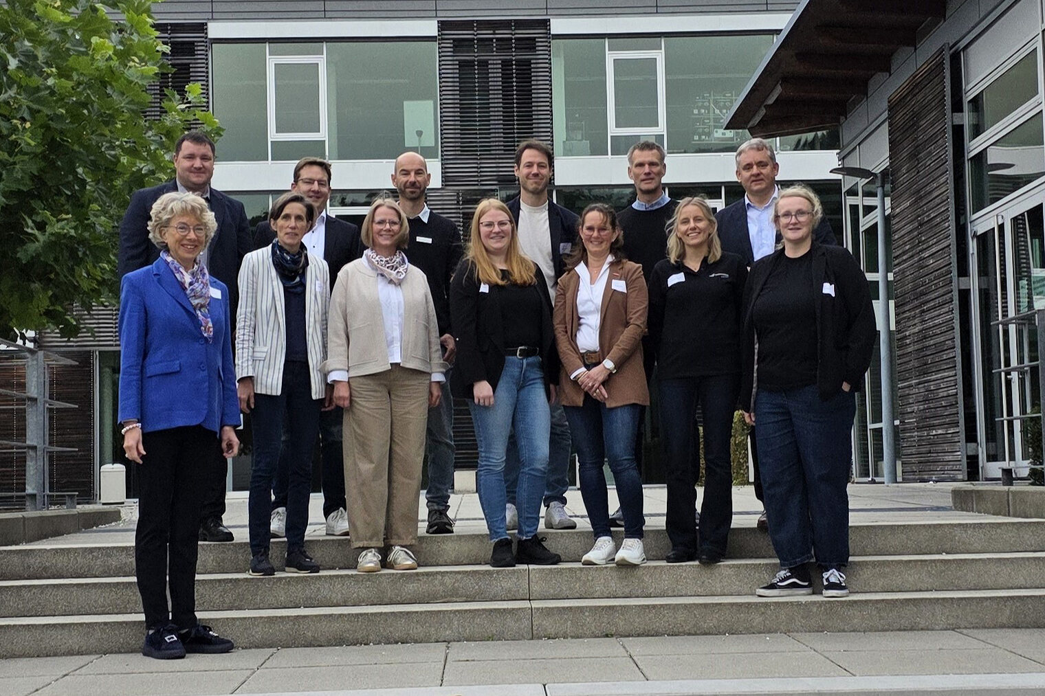 Zukunft Fachkräfte - Starke Angebote aus der Region Gruppenfoto mit Mitwirkenden von verschiedenen Institutionen bei der Veranstaltung "Zukunft Fachkräfte" im Hochsauerlandkreis
