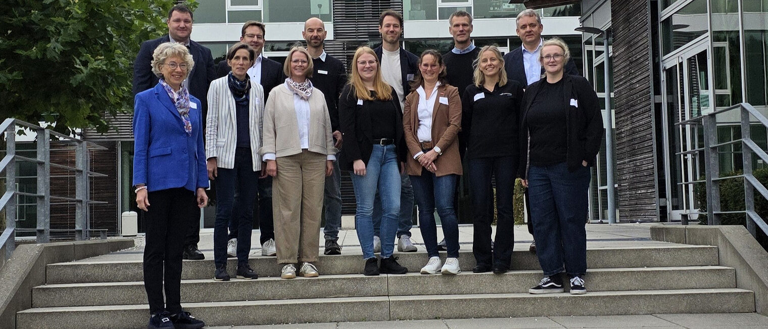Zukunft Fachkräfte - Starke Angebote aus der Region Gruppenfoto mit Mitwirkenden von verschiedenen Institutionen bei der Veranstaltung "Zukunft Fachkräfte" im Hochsauerlandkreis