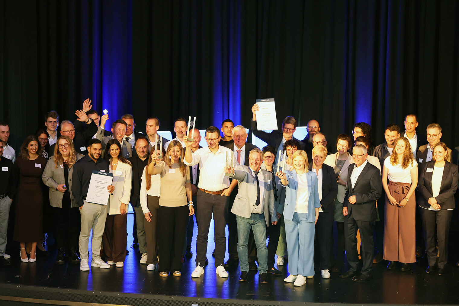 Ausbildungspreis des südwestfälischen Handwerks 2025 Gruppenbild der Sieger des Ausbildungspreises des südwestfälischen Handwerks 2025 auf der Bühne der Schauburg Iserlohn.