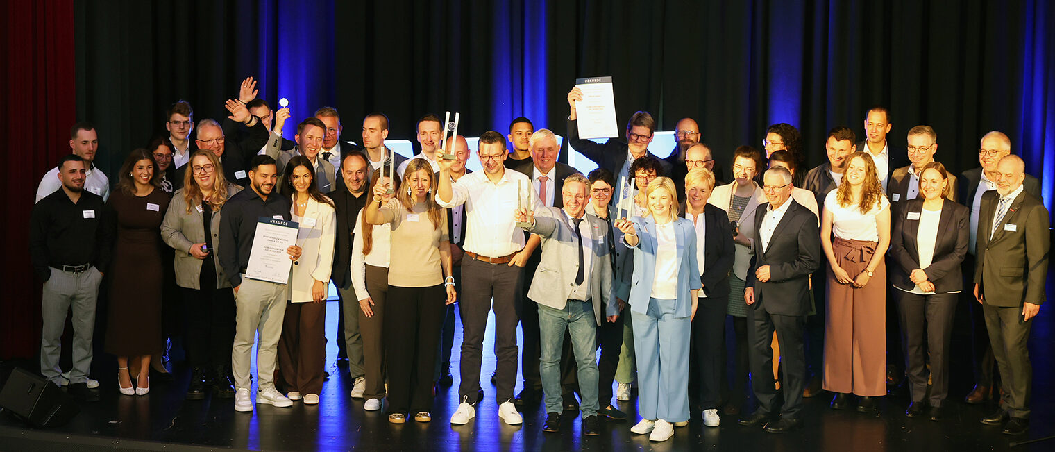 Ausbildungspreis des südwestfälischen Handwerks 2025 Gruppenbild der Sieger des Ausbildungspreises des südwestfälischen Handwerks 2025 auf der Bühne der Schauburg Iserlohn.