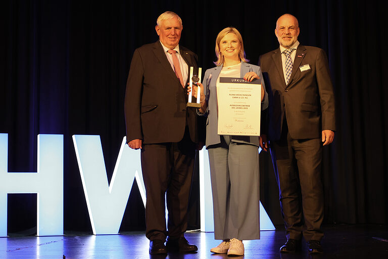 NRW-Arbeitsminister Karl-Josef Laumann, Andrea Aland von Aland Bedachungen und HwK-Präsident Jochen Renfordt.