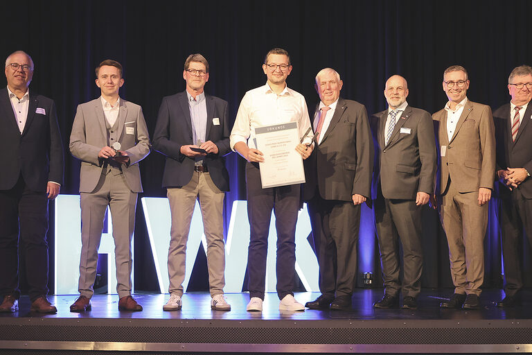 Gruppenbild mit Vertretern von der Handwerkskammer Südwestfalen, Dünschede Fahrzeugbau und NRW-Arbeitsminister Laumann.