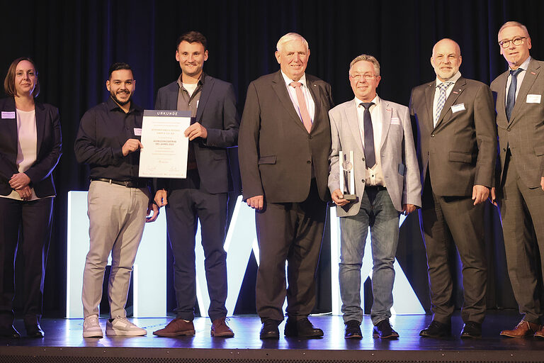 Gruppenbild nach der Übergabe des Ausbildungspreises 2025 an Seyffarth Bad & Heizung aus Lüdenscheid.