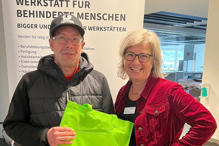 Gregor Hesse und Verena Kurth vor einem Plakat des Josefsheims in Olsberg-Bigge.