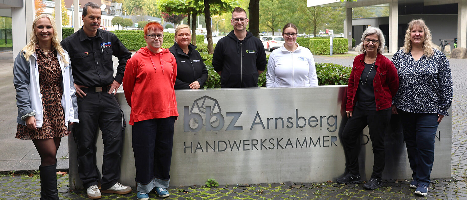 Gruppenbild mit den Betrieben, die bei ProBe (Pro Berufsausbildung) im bbz Arnsberg dabei waren.