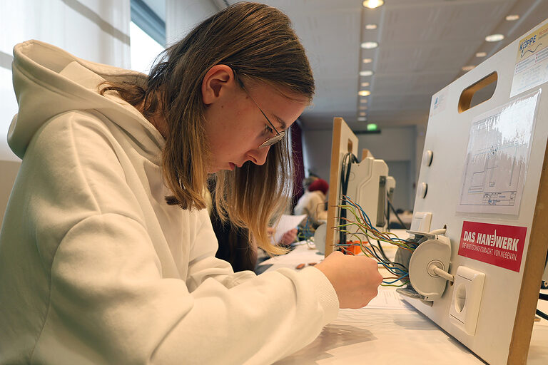 Die Schüler müssen bei der Verdrahtung der Steckdosen Fingerspitzengefühl beweisen.
