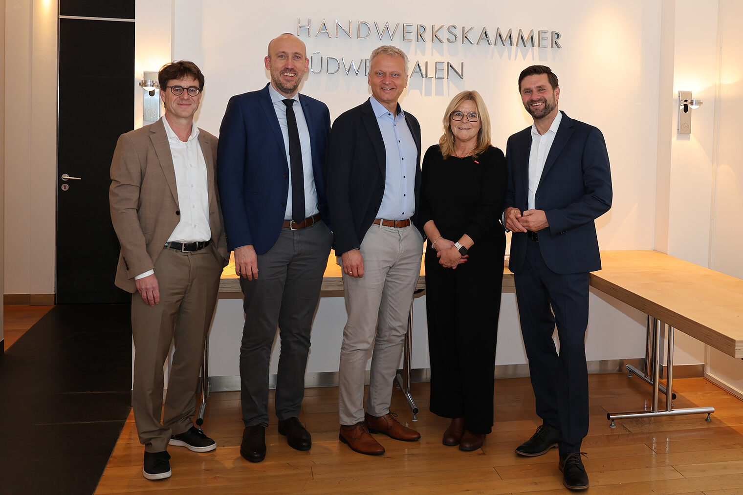 Austausch zwischen IHKn und HwK Gruppenfoto der Teilnehmenden am Austausch zwischen der Handwerkskammer Südwestfalen und den Industrie- und Handelskammern.