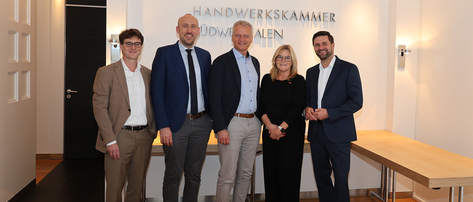 Austausch zwischen IHKn und HwK Gruppenfoto der Teilnehmenden am Austausch zwischen der Handwerkskammer Südwestfalen und den Industrie- und Handelskammern.