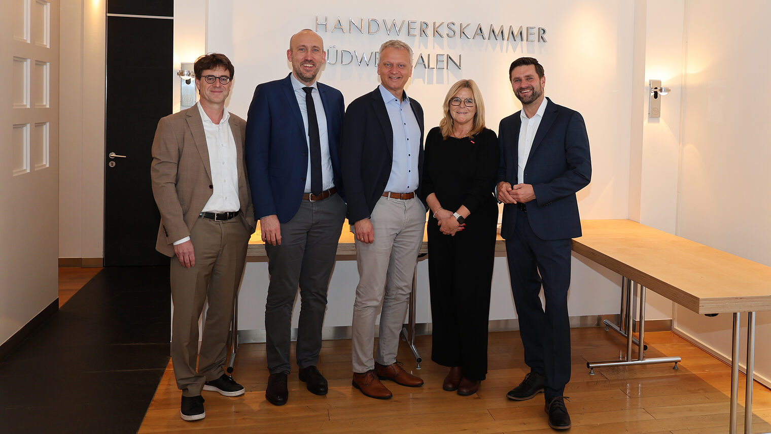 Gruppenfoto der Teilnehmenden am Austausch zwischen der Handwerkskammer Südwestfalen und den Industrie- und Handelskammern.