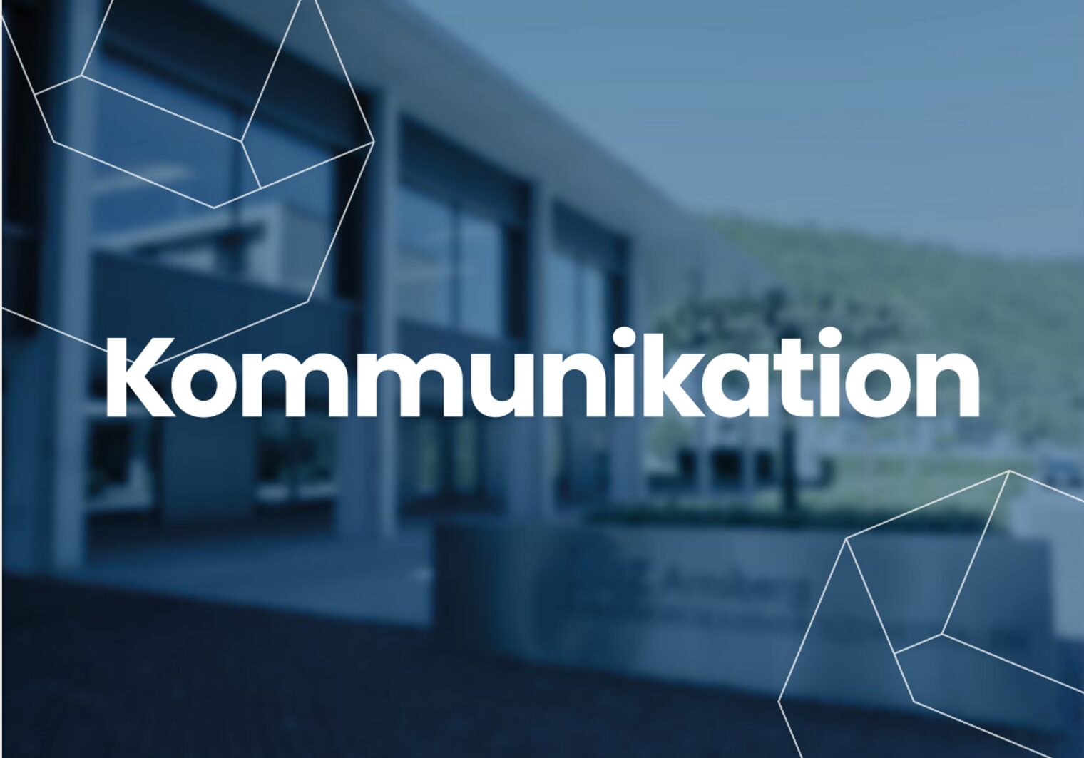 Kommunikation Das Wort Kommunikation in weiß auf einem abgedunkelten Foto des bbz Arnsberg.