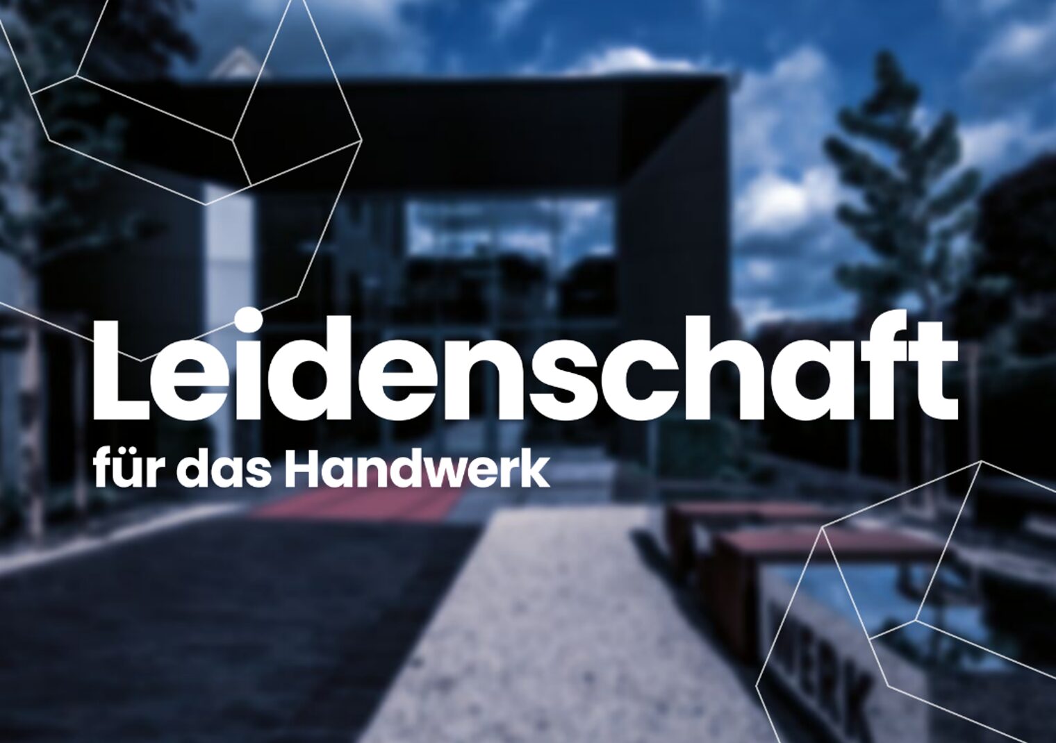 Leidenschaft für das Handwerk Der Schriftzug "Leidenschaft für das Handwerk" in weiß auf einem abgedunkelten Foto des Eingangs der Handwerkskammer.