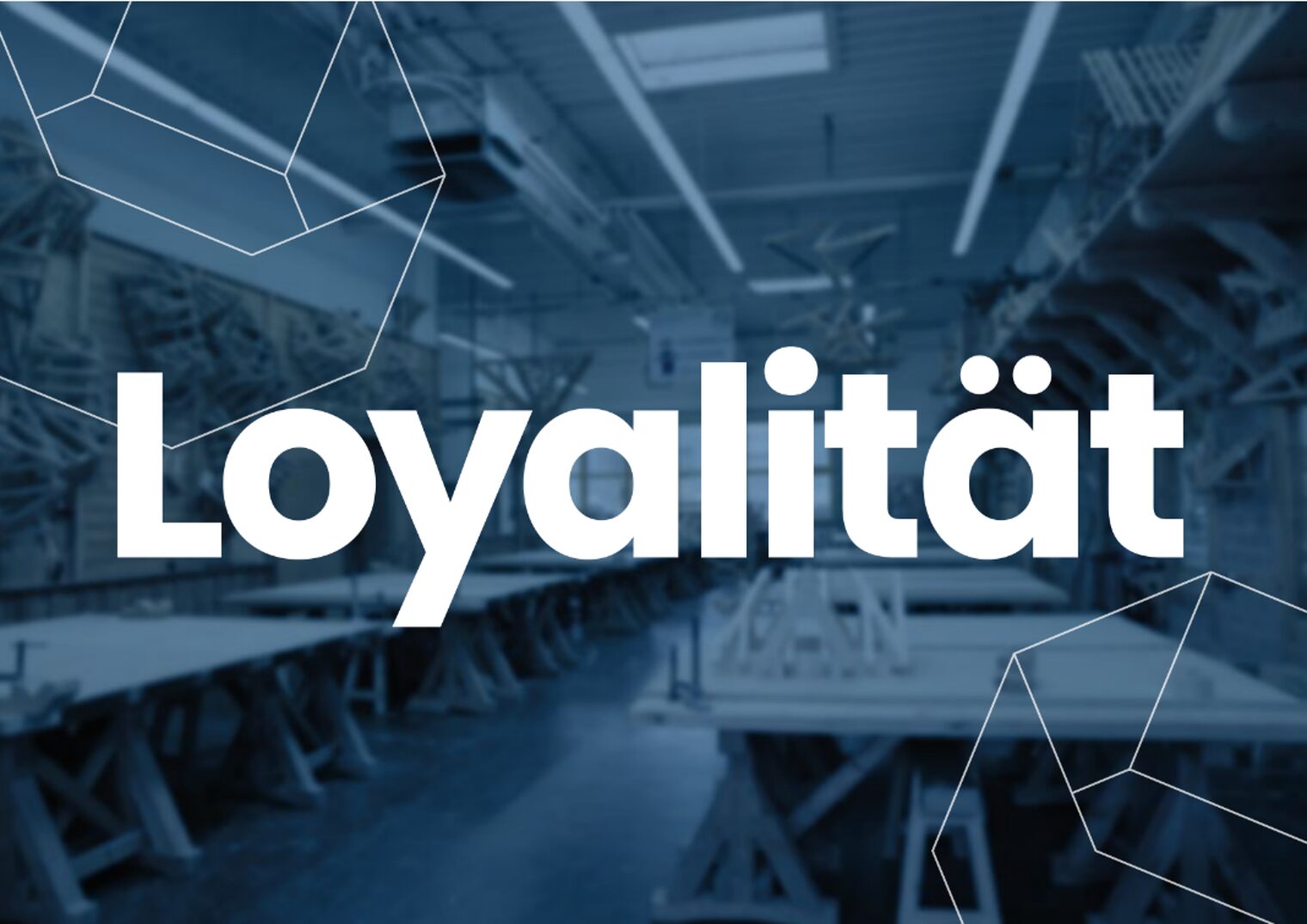 Loyalität Das Wort "Loyalität" in weiß auf einem abgedunkelten Foto einer Werkstatt im bbz Arnsberg.