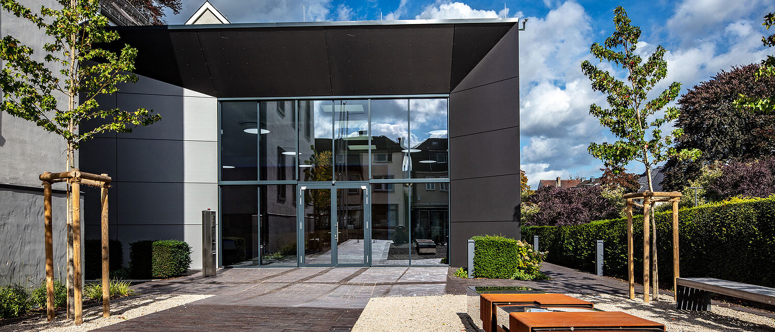 Eingang zum Verwaltungsgebäude der Handwerkskammer Südwestfalen.