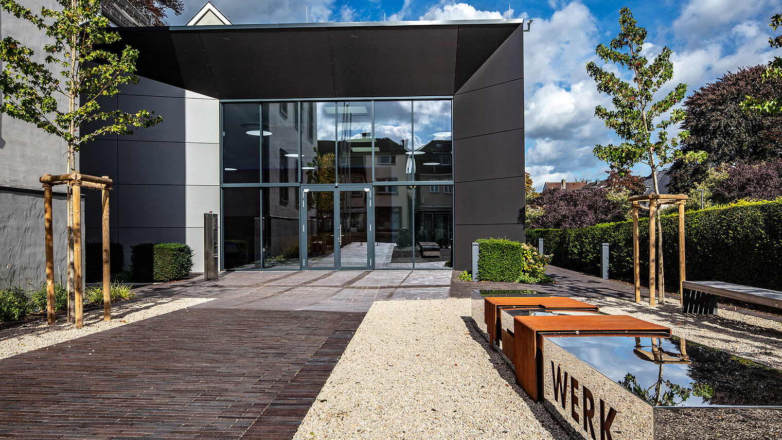 Eingang zum Verwaltungsgebäude der Handwerkskammer Südwestfalen.