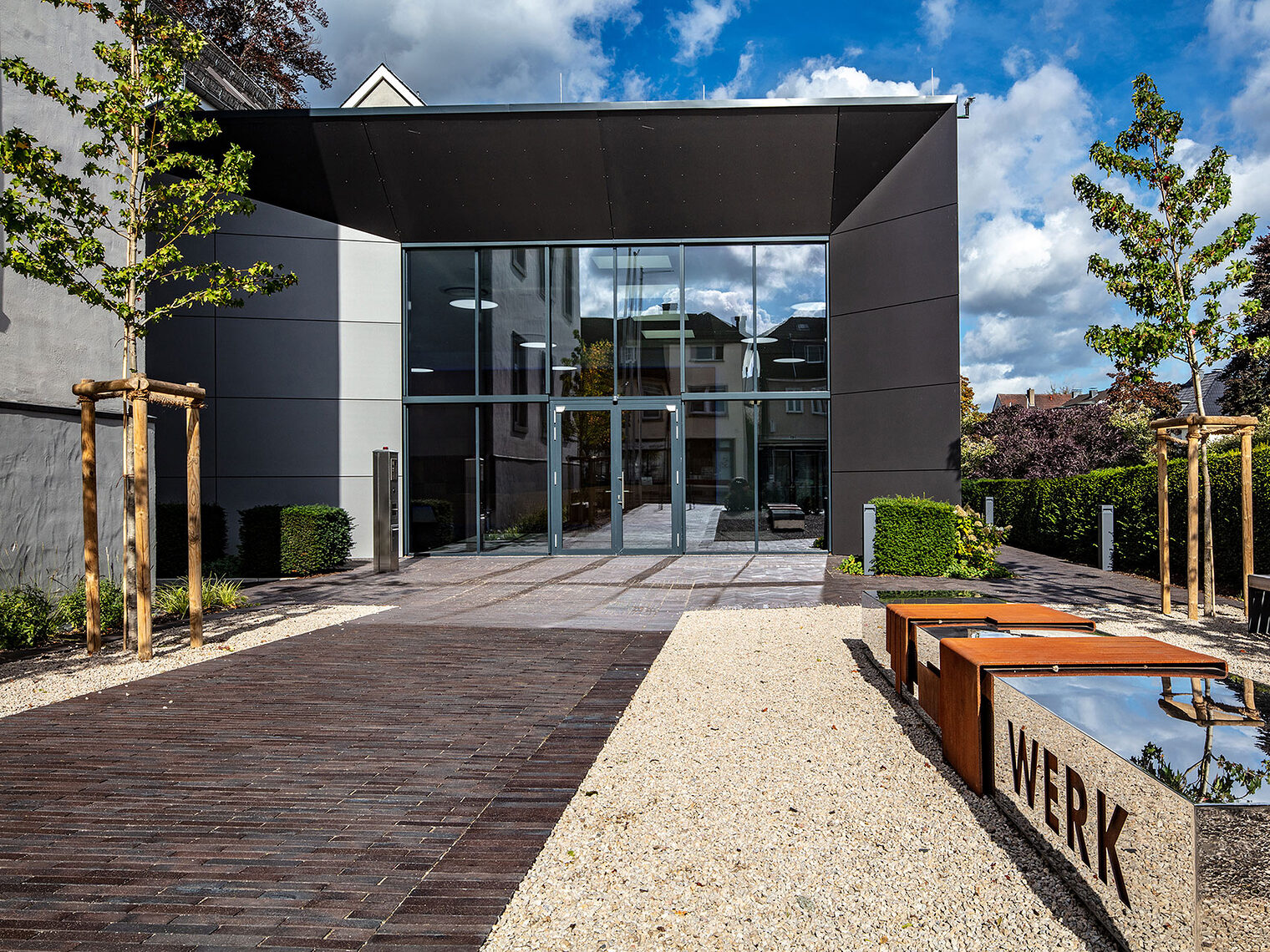 Eingang zum Verwaltungsgebäude der Handwerkskammer Südwestfalen