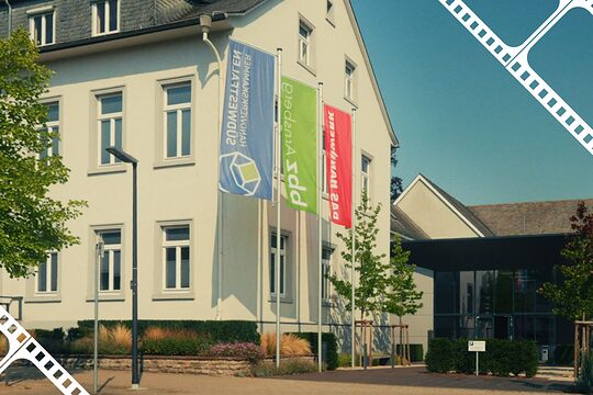 Bild aus dem Marken-Film der Handwerkskammer Südwestfalen: Das Verwaltungsgebäude der Handwerkskammer in Arnsberg.