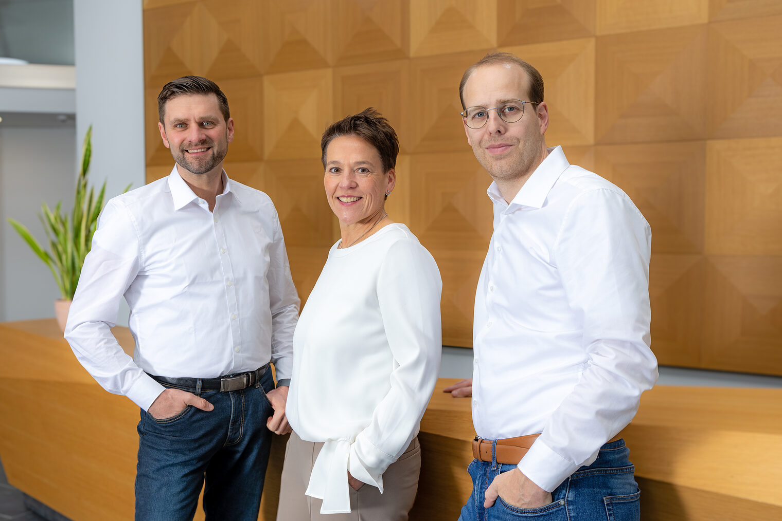 Gruppenfoto der Geschäftsführung der Handwerkskammer Südwestfalen im Foyer der Handwerkskammer am Arnsberger Brückenplatz.