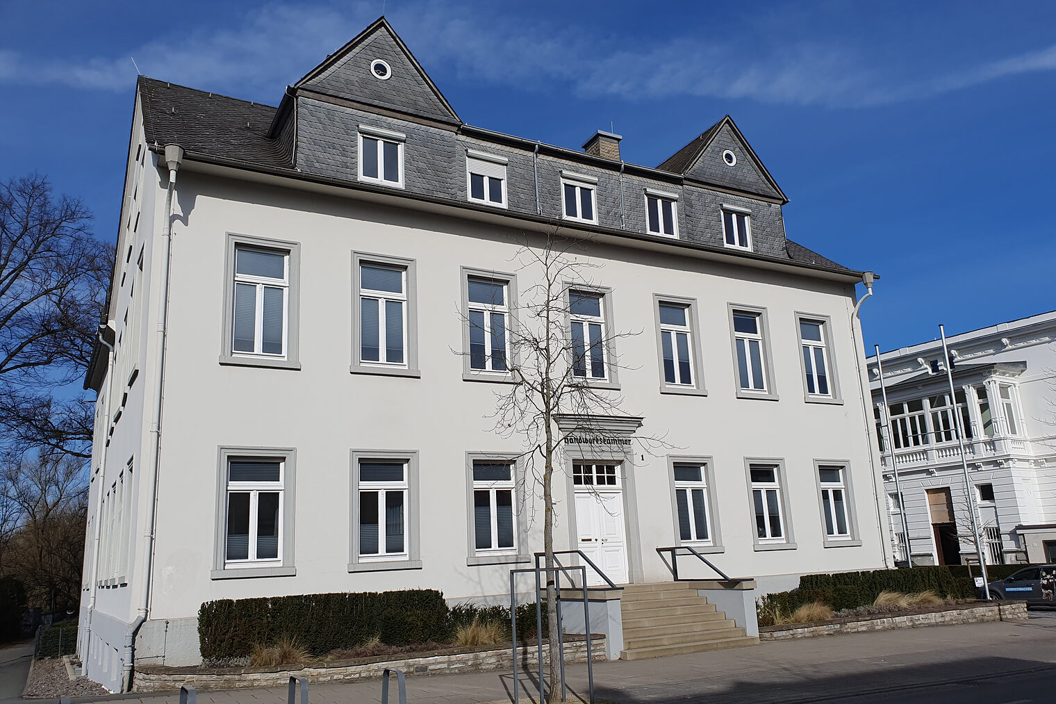 Foto des Verwaltungsgebäudes der Handwerkskammer Südwestfalen am Arnsberger Brückenplatz-