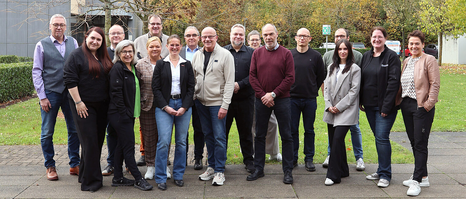 Gruppenbild der Teilnehmerinnen und Teilnehmer des Netzwerksreffens im Berufsbildungszentrum Arnsberg.