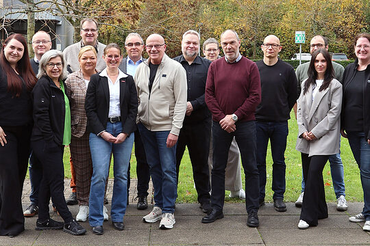 Gruppenbild der Teilnehmerinnen und Teilnehmer des Netzwerksreffens im Berufsbildungszentrum Arnsberg.