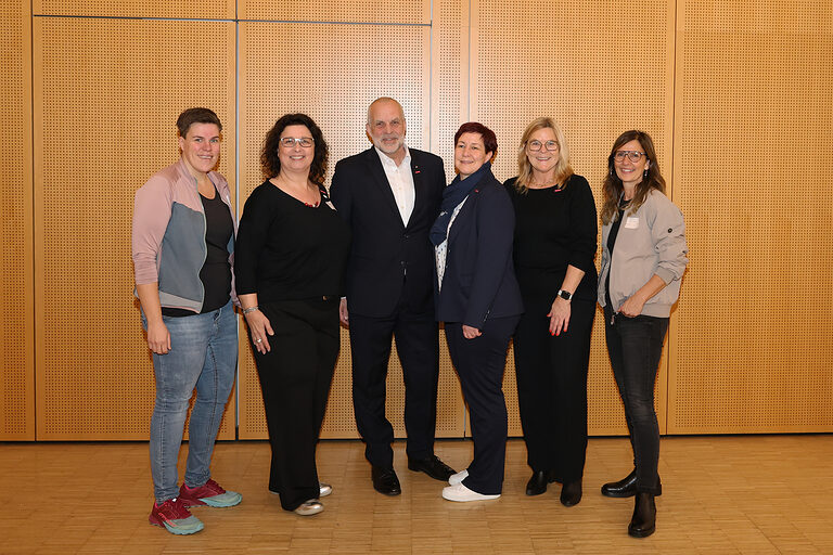 Gruppenbild der Organisatoren der Veranstaltung "Frauen. Handwerk. Südwestfalen." am 3. November 2025 in Brilon.