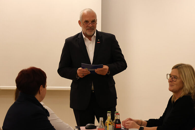 Handwerkskammer-Präsident Jochen Renfordt hält ein Grußwort bei der Veranstaltung "Frauen. Handwerk. Südwestfalen."