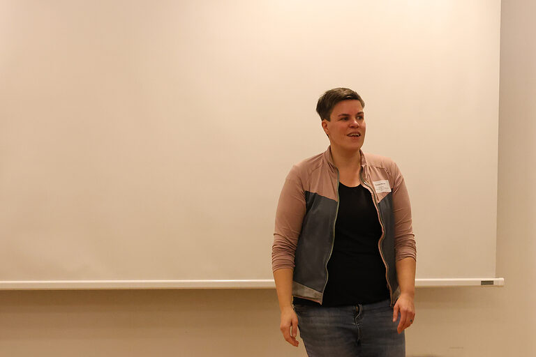 Theresa Becker, Mitorganisatorin der Veranstaltung "Frauen. Handwerk. Südwestfalen." in Brilon, begrüßt die Teilnehmerinnen.