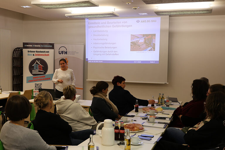 Teilnehmerinnen der Veranstaltung "Frauen. Handwerk. Südwestfalen." hören dem Vortrag von Ilka Schoppmeyer zu.