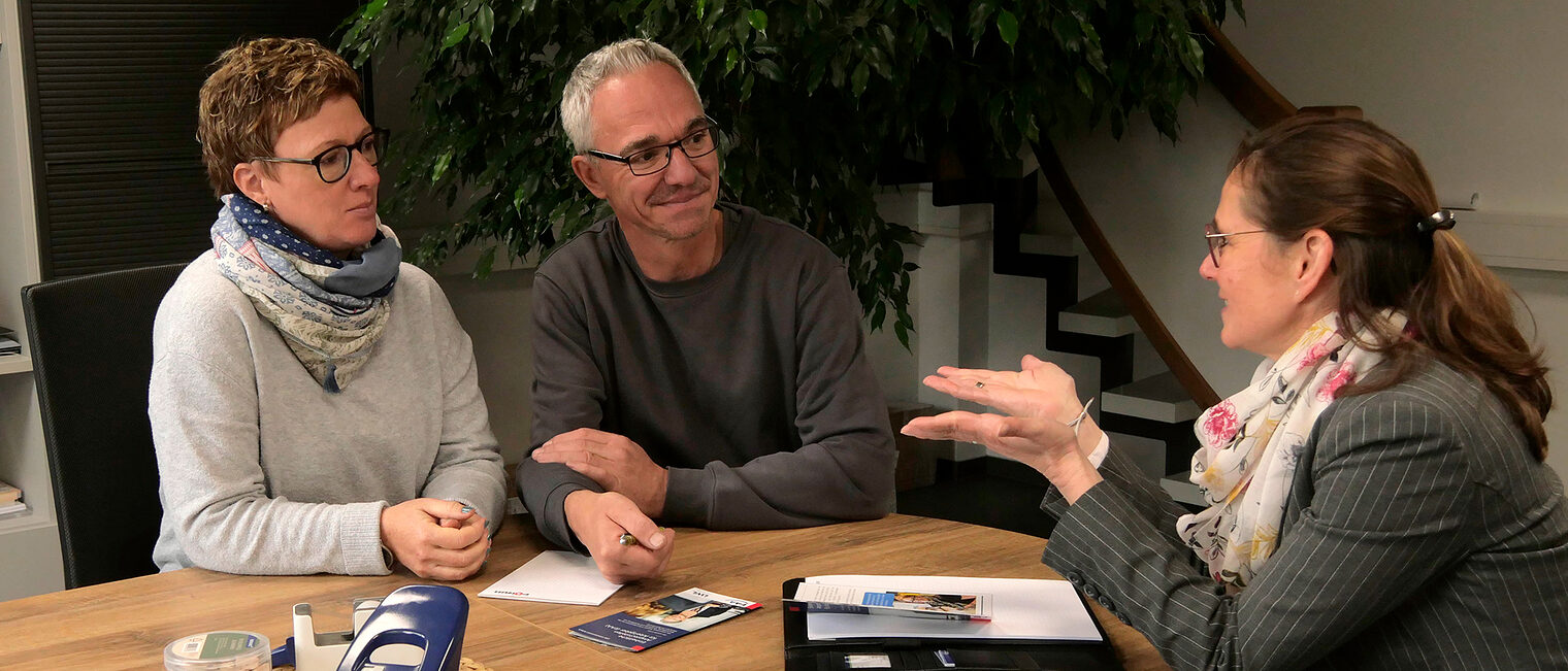 Nadja Kohlwey aus dem Team Fachkräftesicherung der Handwerkskammer Südwestfalen im Gespräch mit Nicola und Andreas Kneider.