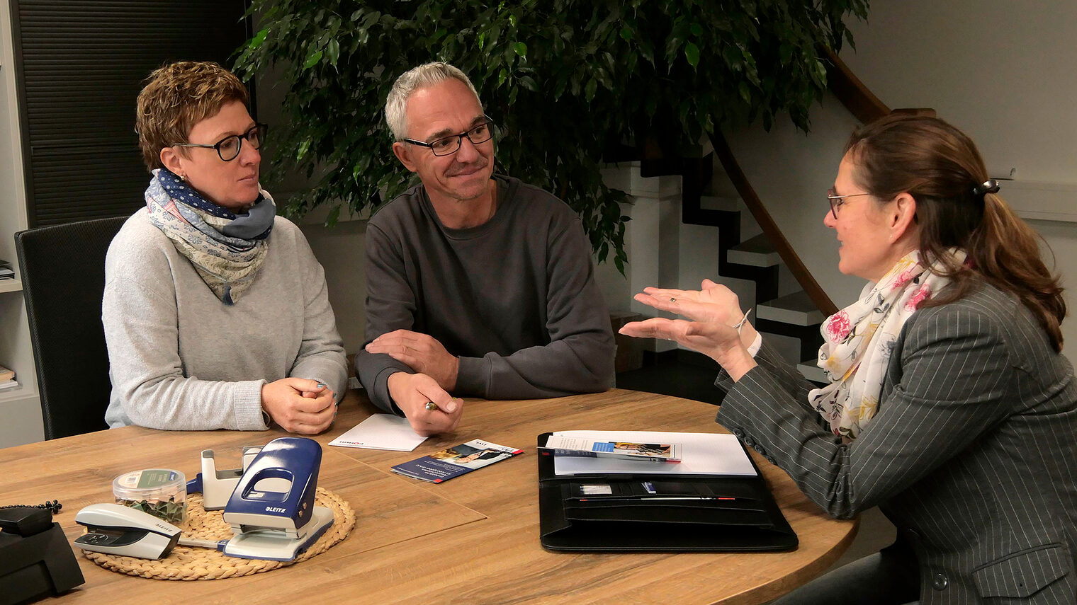 Nadja Kohlwey aus dem Team Fachkräftesicherung der Handwerkskammer Südwestfalen im Gespräch mit Nicola und Andreas Kneider.