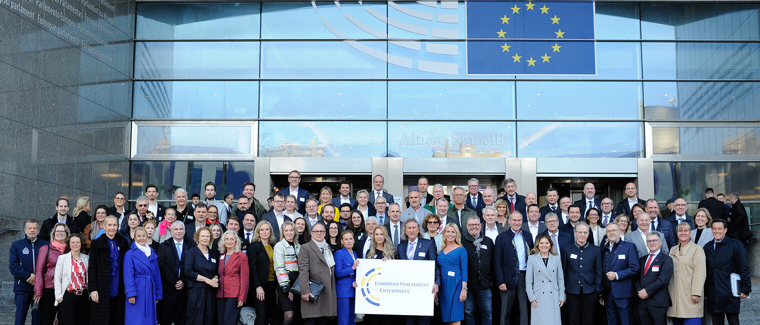 Europäisches Parlament der Unternehmen - Gruppenbild vor dem Europaparlament in Brüssel.