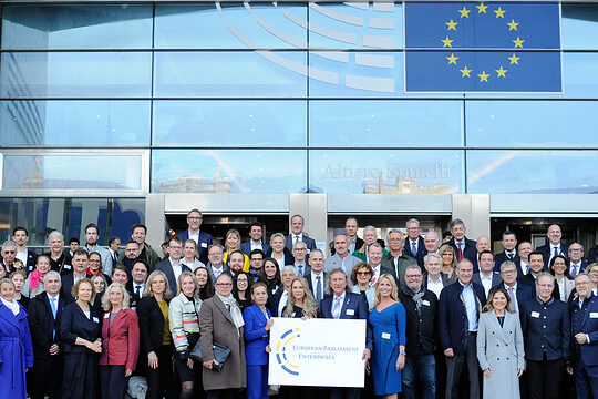 Europäisches Parlament der Unternehmen - Gruppenbild vor dem Europaparlament in Brüssel.