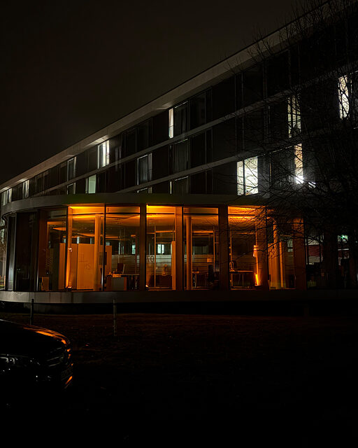 Für die Aktion Orange Your City wurde das bbz Arnsberg orange beleuchtet.