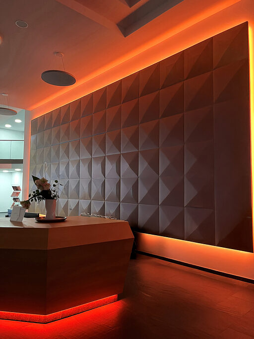 Für die Aktion Orange Your City wurde das Foyer am Brückenplatz orange beleuchtet.