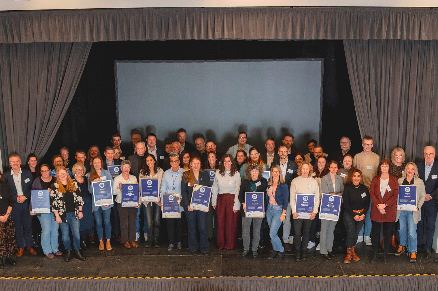 Gruppenfoto von der Zertifikatsverleihung der Auszeichnung "Familienfreundliches Unternehmen im Hochsauerlandkreis".