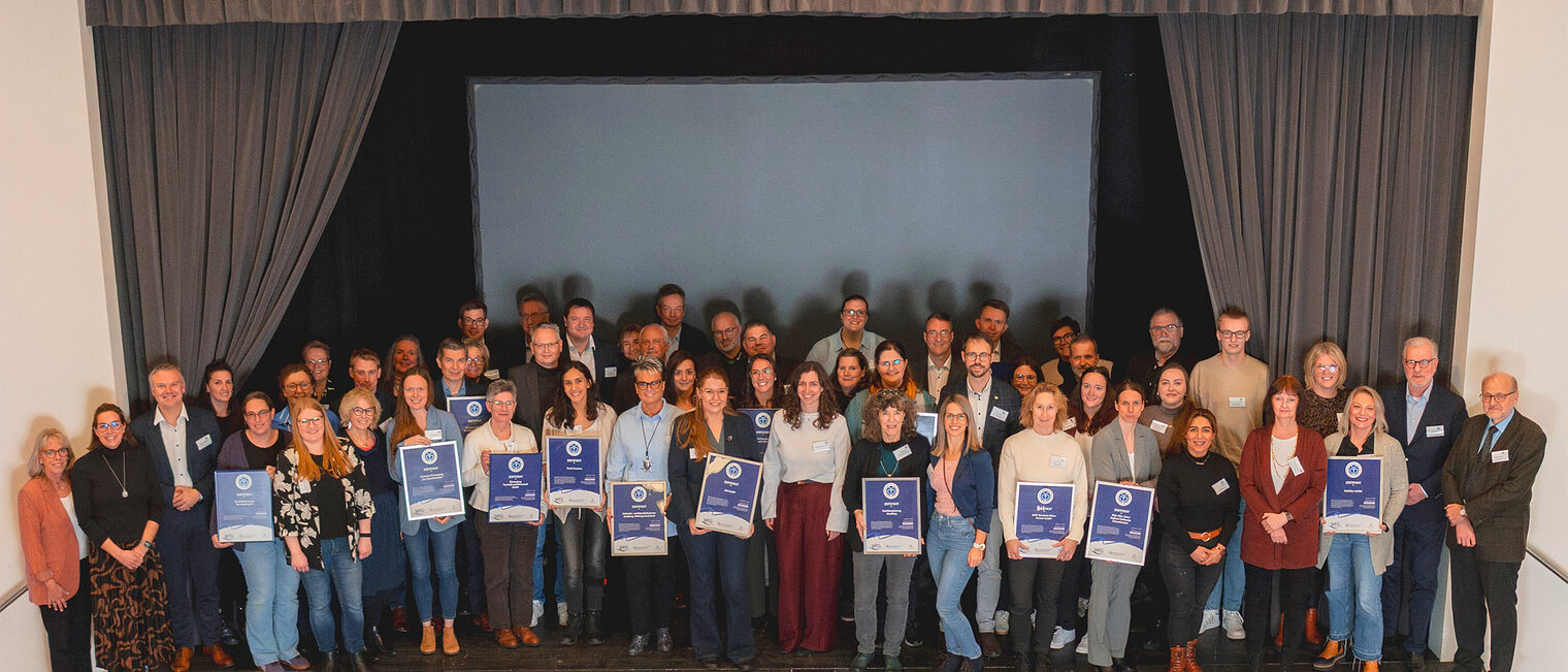 Gruppenfoto von der Zertifikatsverleihung der Auszeichnung "Familienfreundliches Unternehmen im Hochsauerlandkreis".