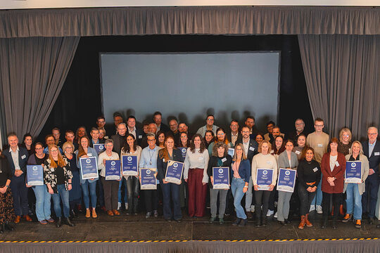 Gruppenfoto von der Zertifikatsverleihung der Auszeichnung "Familienfreundliches Unternehmen im Hochsauerlandkreis".