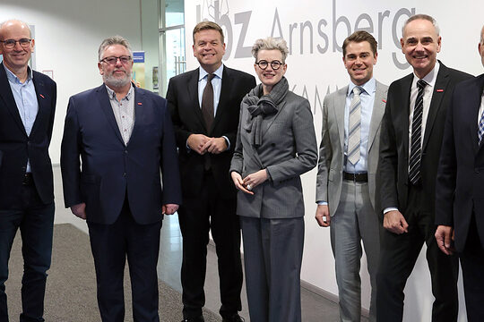 In der Herbst-Vollversammlung der HwK Südwestfalen war Staatssekretär Matthias Heidmeier zu Gast.