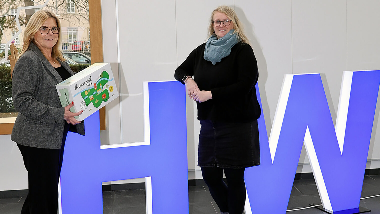 Karin Gottfried, Projektleiterin des Netzwerks Kompetenz F, besucht die Leiterin der HWK-Standortpolitik Uta Neumeister.