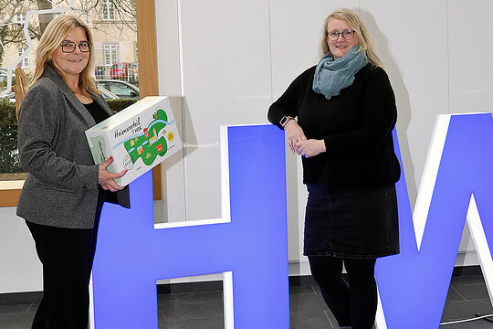 Karin Gottfried, Projektleiterin des Netzwerks Kompetenz F, besucht die Leiterin der HWK-Standortpolitik Uta Neumeister.